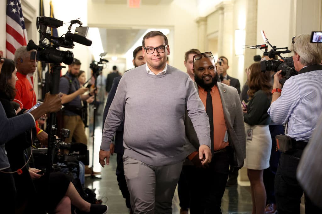 Santos, de 37 años, fue 
<b>condenado en abril de 2025 por la jueza federal Joanna Seybert,</b> quien además de la pena de prisión, ordenó una restitución de 
<b>$373,749.97 y una confiscación de $205,002.97.</b>