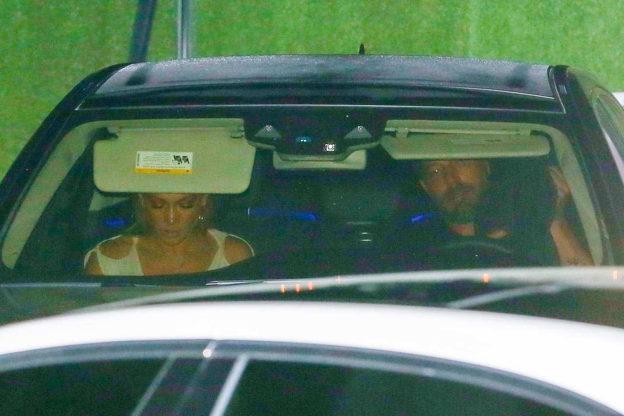 La pareja se retiró del lugar 
<a href="https://www.univision.com/shows/despierta-america/jlo-en-polemica-por-besarse-con-ben-affleck-frente-a-sus-hijos-deberia-involucrarlos-en-sus-romances-video">en el mismo automóvil</a> que iba conduciendo el actor.