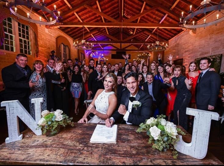 La boda fue otra sorpresa para sus seguidores, pues se casaron tres días después del anuncio, el día 26 de agosto.
<br>