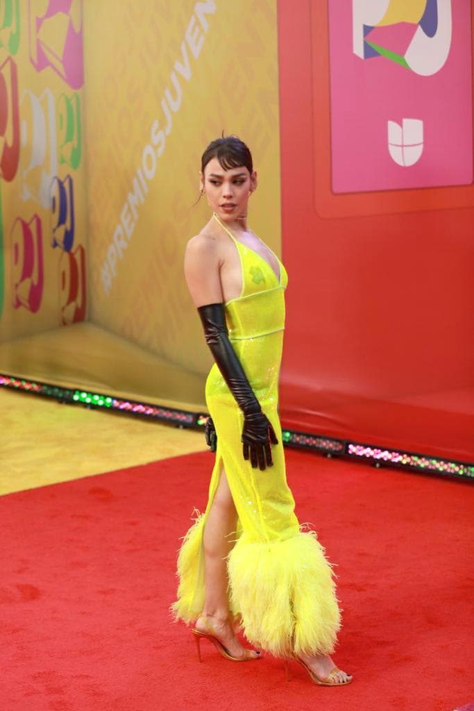 En agosto de 2022 desfiló en la alfombra de los Premios Juventud con un look que robó miradas: un vestido semi transparente en color amarillo, con guantes largos negros.