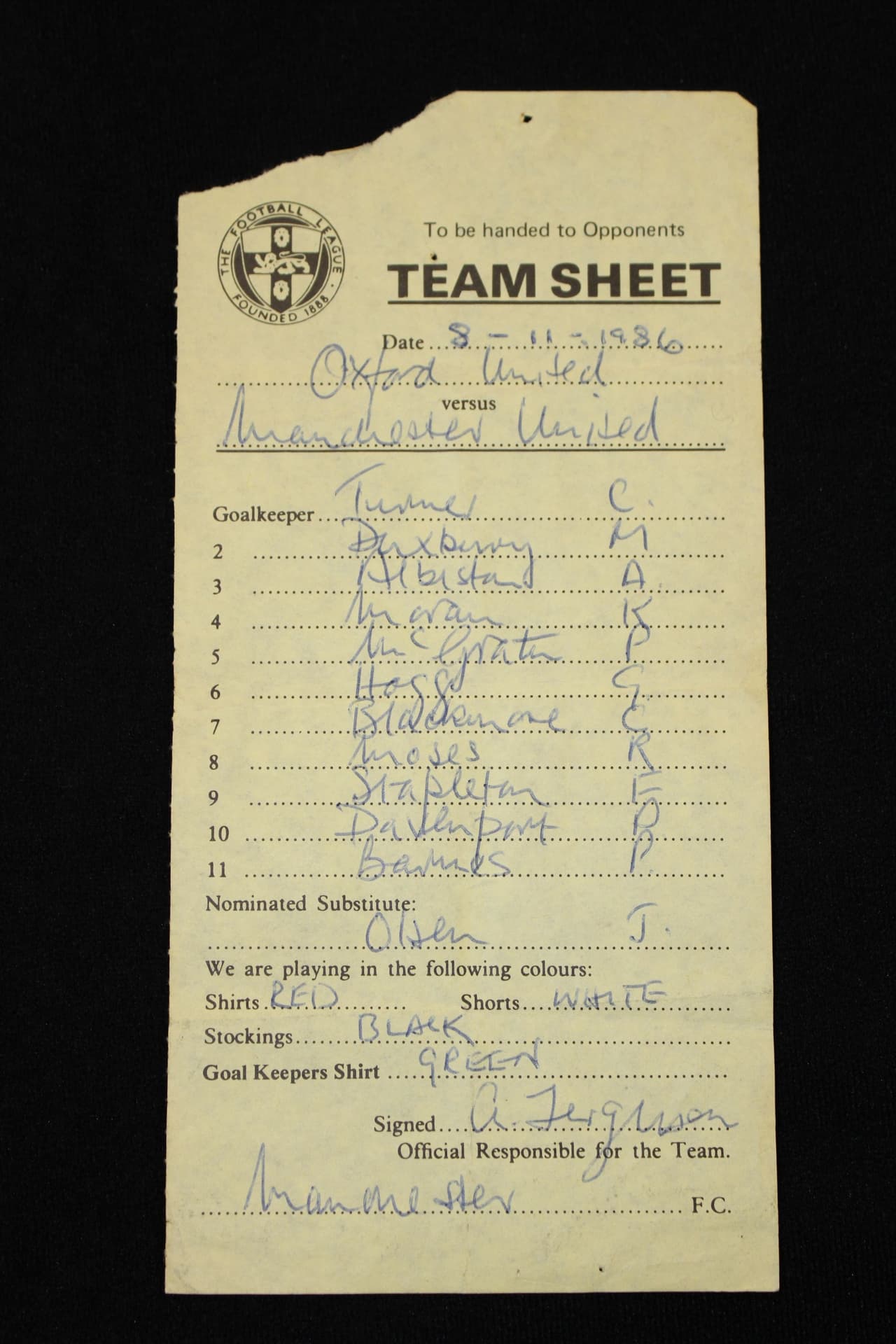 Ferguson es más conocido por su trayectoria con Manchster United desde el 8 de noviembre de 1986, cuando perdió 0-2 con Oxford. Este es un manuscrito del equipo que envió a cancha en su primer juego.