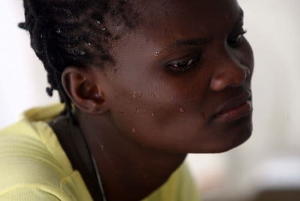 "Es inconcebible" que un año después del sismo, sólo se pueda remover 40 por ciento de los escombros, pero "debemos ser honestos", reconoció Clinton al escuchar las críticas de la comunidad de donantes y al pedirles al mismo tiempo menos burocracia para debatir y aprobar proyectos.