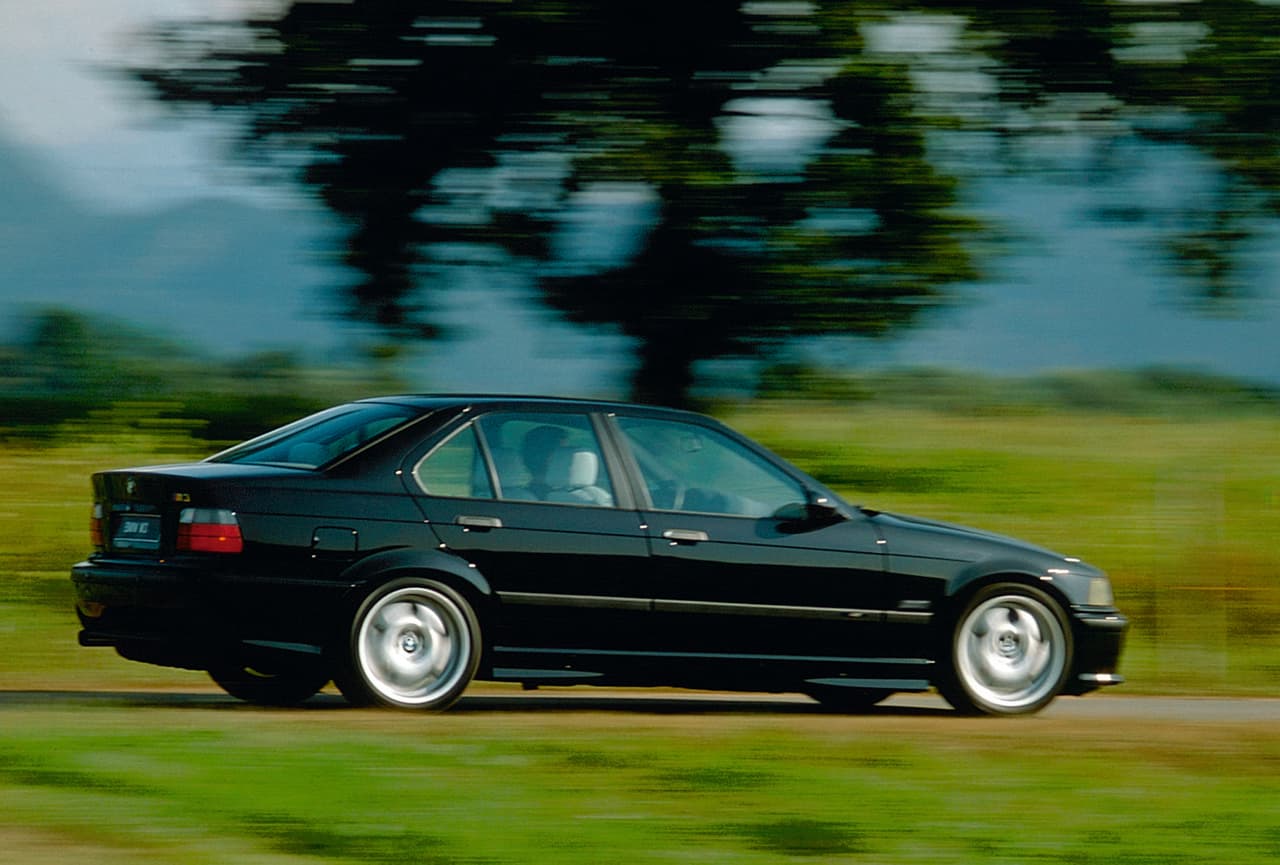 Otra adición de relevancia en la segunda generación del M3 fue la transmisión de cambios secuencial, conocida con las siglas "SMG", por "Secuential M Gearbox". En particular, esta tecnología apareció en la edición del E36 del año 1995 que vemos en esta imagen.