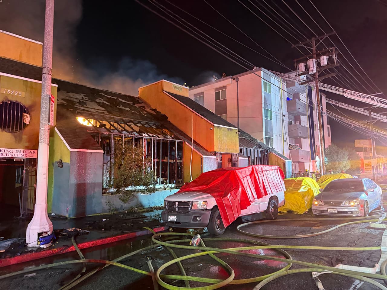 Vecinos y autoridades locales han señalado que el edificio abandonado era frecuentado por personas en situación de calle.