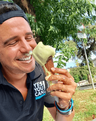 También se ha mostrado travieso, dándose uno que otro gusto: "Las mejores cosas de la vida, no son cosas. Mi mamá me agarró in fraganti".