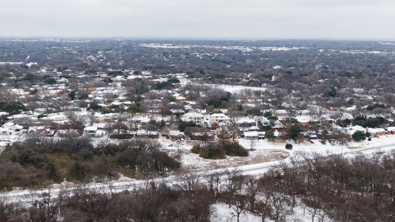 Hielo y nieve cubren casas cerca del lado este del lago White Rock, el jueves 3 de febrero de 2022, en Dallas.