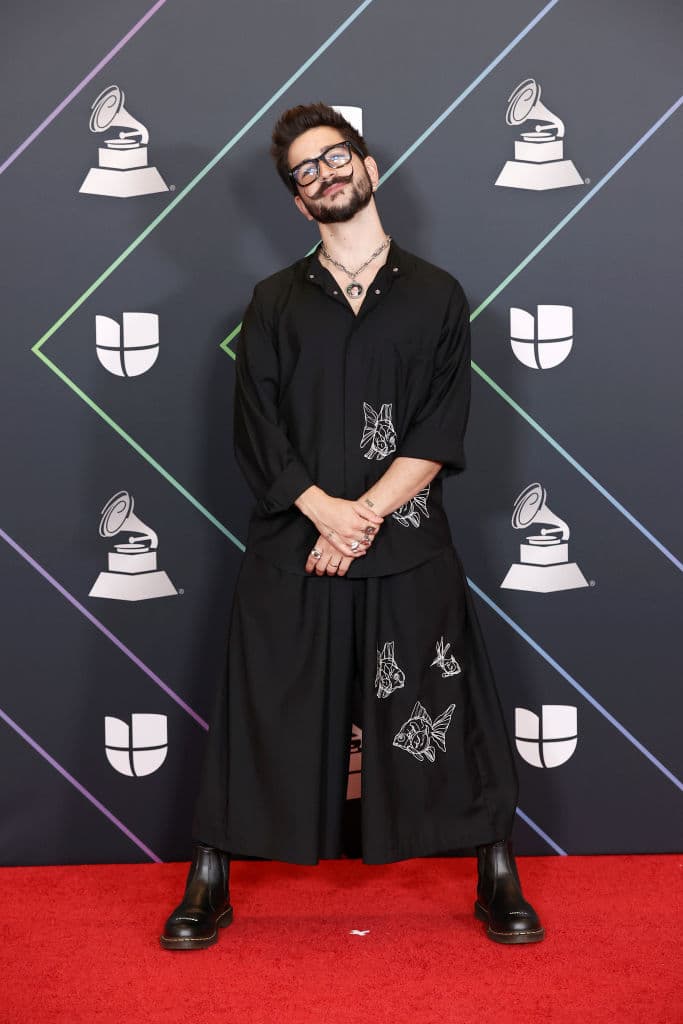 <b>Camilo</b> llegó vestido al evento con su singular estilo.