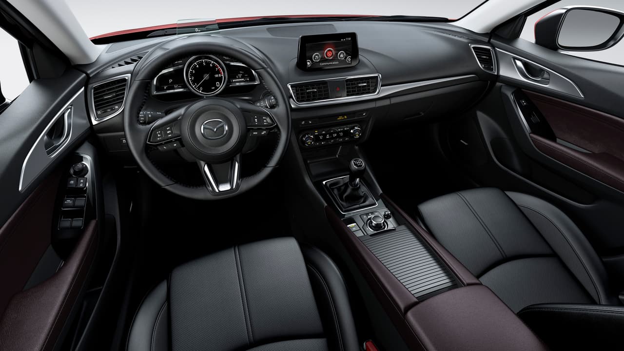 El tablero de controles e instrumentos del Mazda3 2017 es práctico e intuitivo y su diseño recuerda al del Mazda MX-5 Miata.