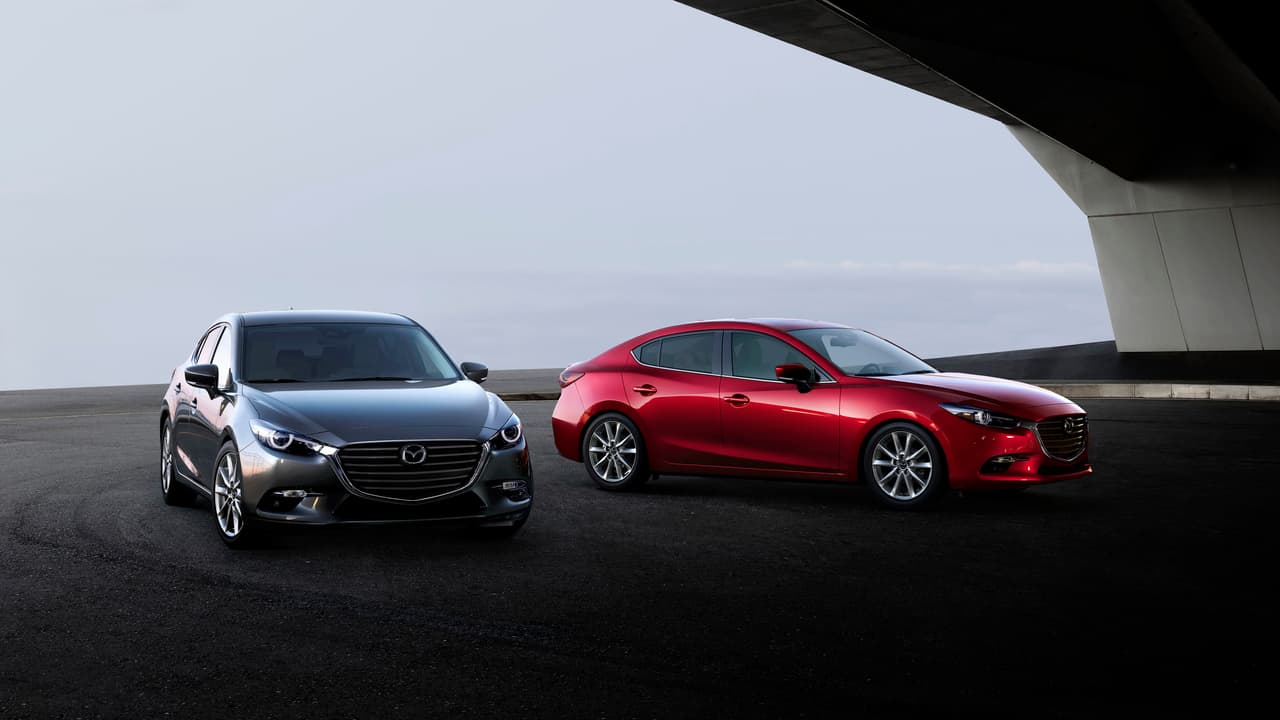 El Mazda3 2017 viene en dos estilos de carrocería: hatchback y sedan.