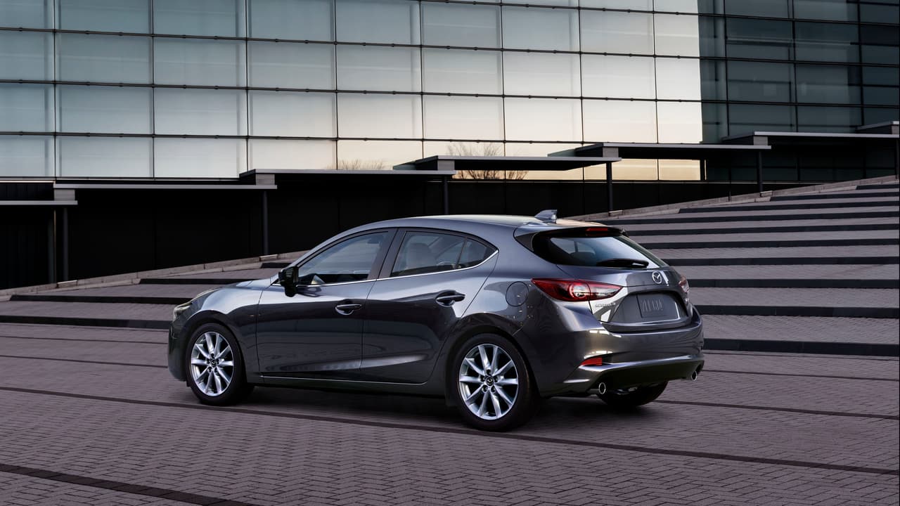 EL Mazda3 hatchback 2017 proporciona el mismo manejo preciso y deportivo pero con toneladas de practicidad.