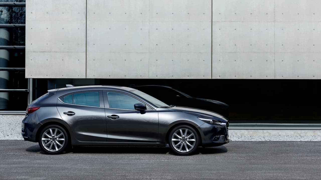 La actual generación del Mazda3, conocida en Japón como el Mazda Axela, llegó al mercado a mediados del 2013 como modelo 2014. Mazda comenzará a vender el Axela en Japón este mes.