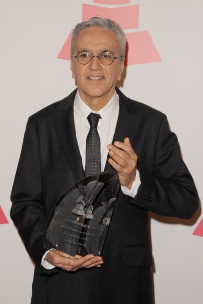 El homenajeado de la noche desfiló con la presea otorgada por la Academia.