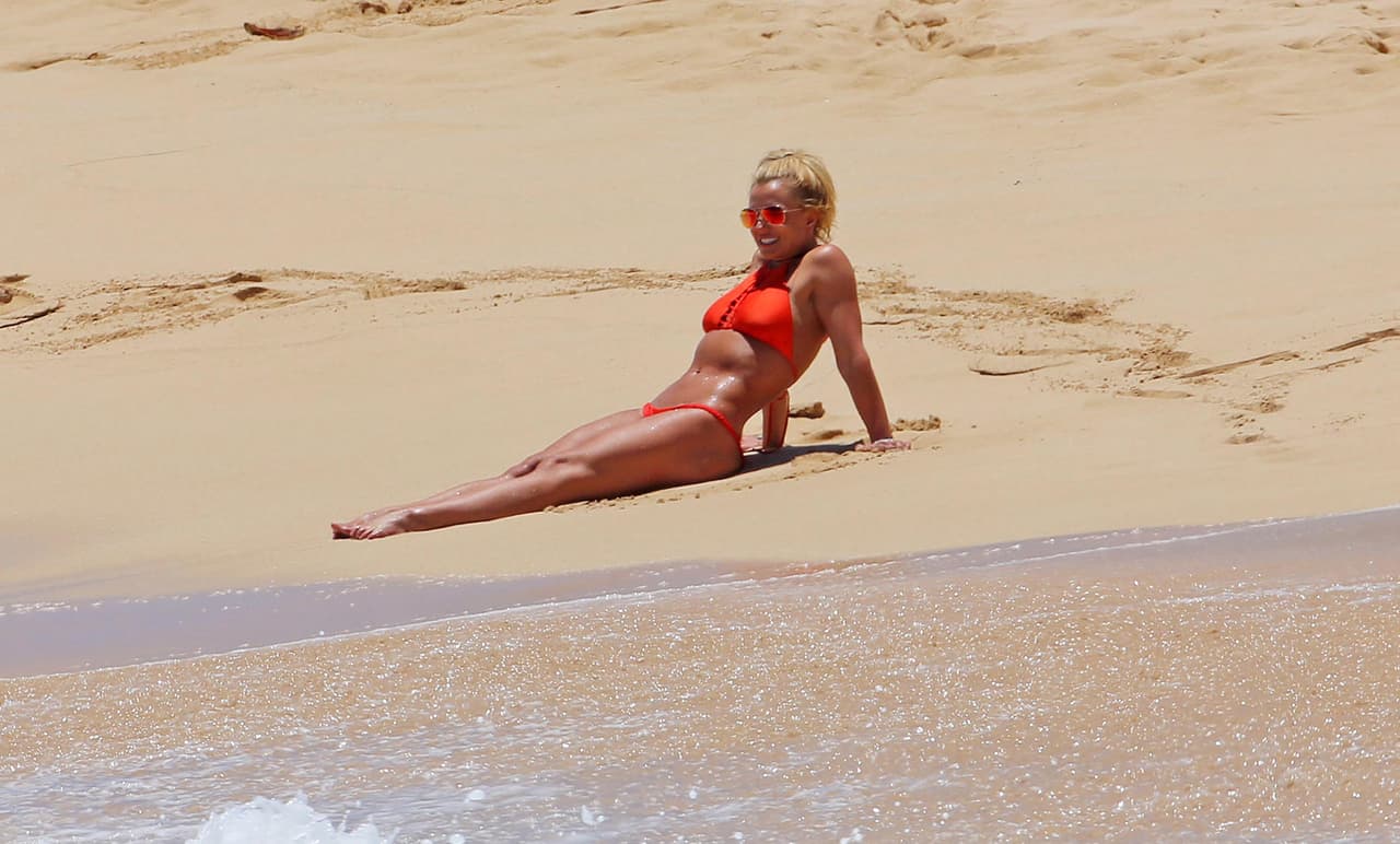 Britney luce impecablemente bella en bikini.