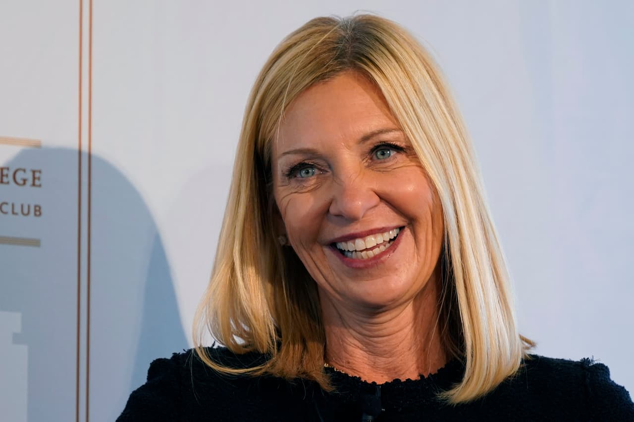 <b>Karen S. Lynch</b> — empresaria estadounidense. Presidenta y directora ejecutiva de CVS Health
<br>
<br>Además de dirigir una de las empresas del sector salud más grandes de Estados Unidos, Lynch es también miembro de la junta directiva de AHIP, una asociación de compañías de seguros de salud y U.S. Bancorp. En 2015, se convirtió en la primera mujer presidenta de la aseguradora Aetna. Ha ocupado cargos ejecutivos en Magellan Health Services y Cigna.