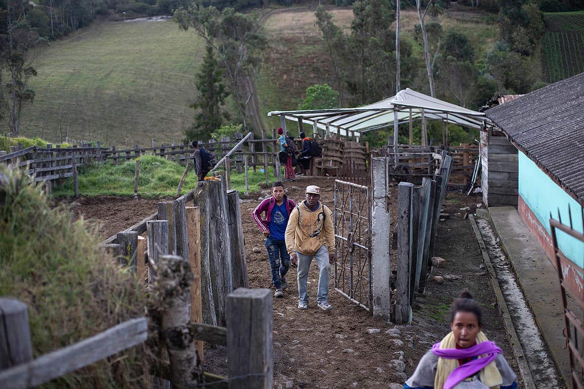 Los caminantes temen ser denunciados porque sin querer se meten en propiedades privadas, cultivos vallados que abundan en las montañas entre Colombia y Ecuador.