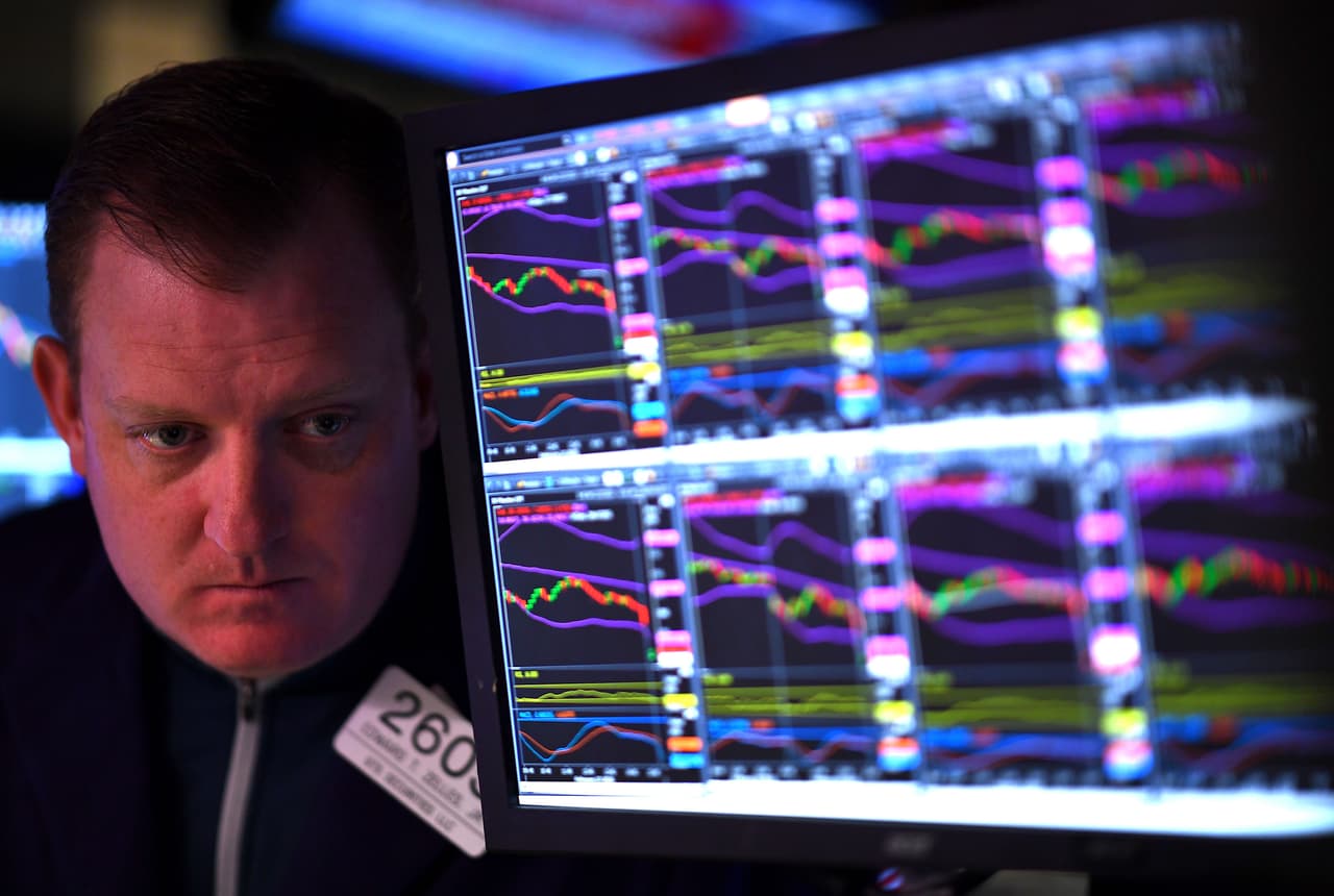 Ayer jueves el índice Dow Jones registró una caída de más de mil puntos, la peor de la historia para una jornada bursátil.