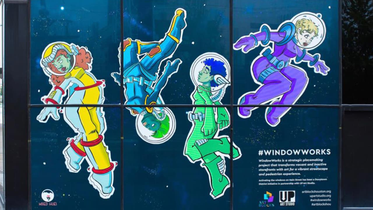 Los 18 artistas que fueron seleccionados viven en 
<a href="https://www.univision.com/temas/texas">Texas</a>. Elia Quiles, copropietaria de Up Art Studio, indicó que las obras escogidas fueron por tener mucho color o inspiradoras. Obra: Samara Banks, Reach for the Stars.