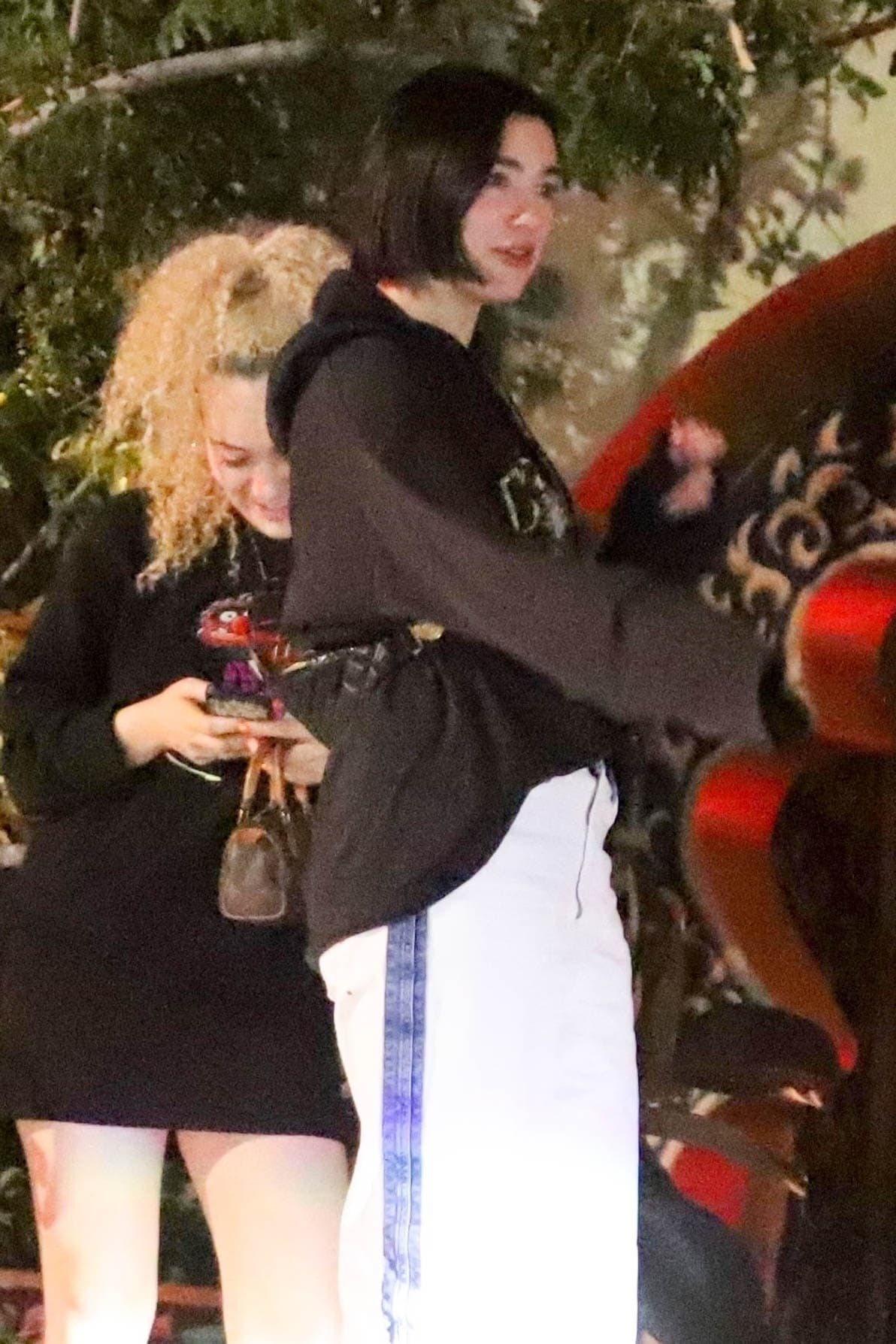 Y es que sin maquillaje y el look de cabello corto de Dua, el parecido entre ambas es innegable.