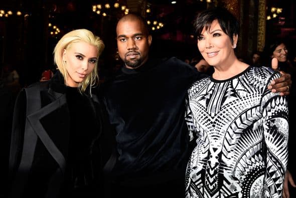 En realidad la Kardashian no está sufriendo por su cabellera rubia, ¡le encanta!