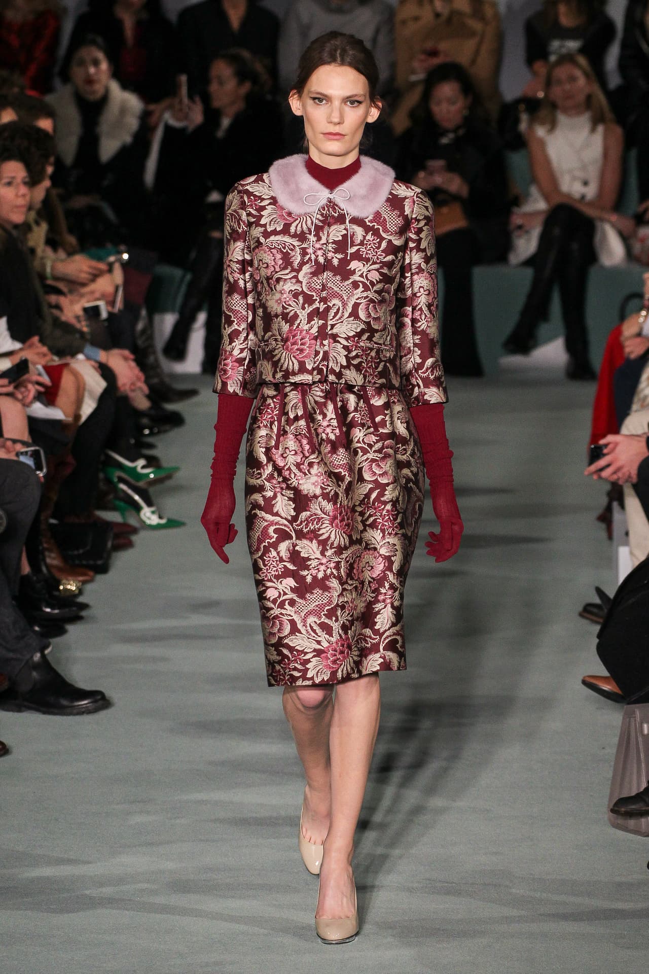 La paleta de colores y los escotes mantienen un carácter recatado