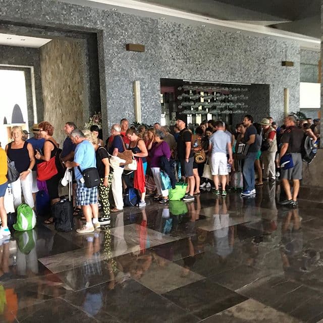 De acuerdo con el Fideicomiso de Protección Turística de Puerto Vallarta, visitantes de la zona hotelera ya fueron evacuados.