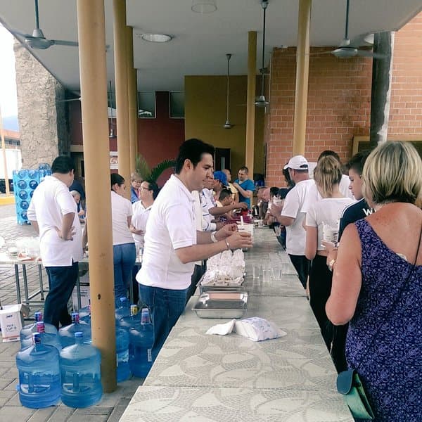 Residentes de las zonas afectadas también han sido llevados a albergues cercanos.