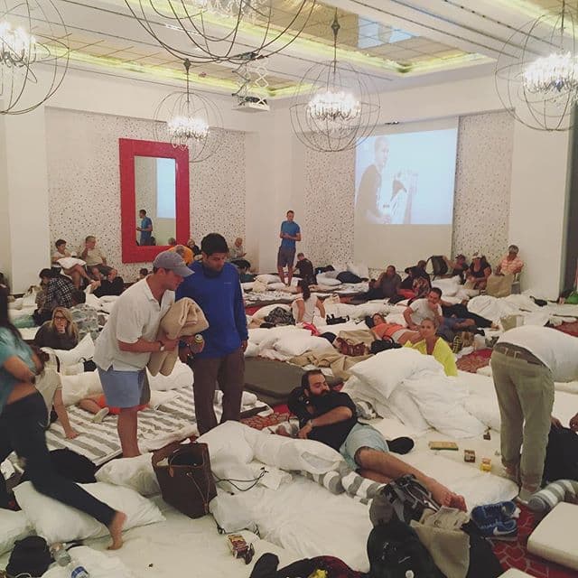 Hoteles han tenido que ser acondicionados como albergues para sus huéspedes.