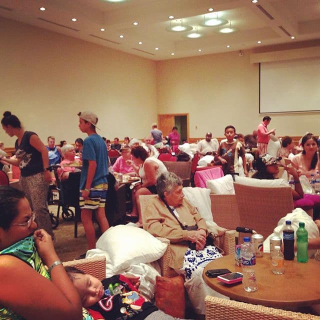 La desmesurada fuerza del huracán Patricia ha provocado que miles de turistas sean evacuados de hoteles de Puerto Vallarta, y algunas otras áreas de Colima, Jalisco y Nayarit.