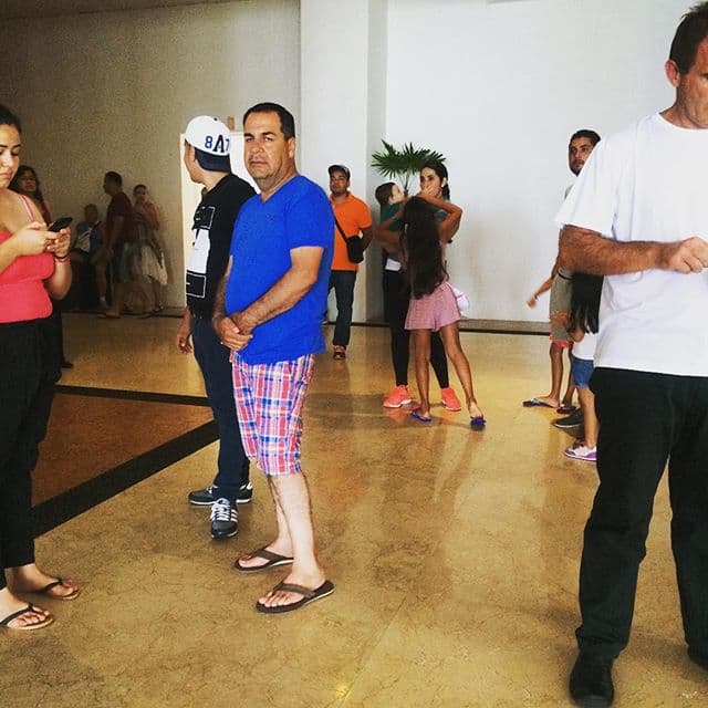 A pesar de no tener la cifra concreta del número de turistas evacuados, se calcula que son alrededor de 15 mil visitantes ya fueron trasladados a zonas seguras.