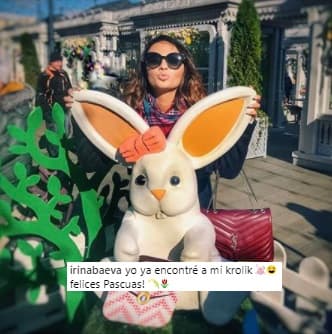 En Pascua, la actriz regresó a Rusia a pasar unos días con su familia y sorprendió posando con un conejo donde puso el mensaje: "Yo ya encontré a mi
<i> krolik</i>" (una palabra rusa, de origen polaco, que significa conejo).