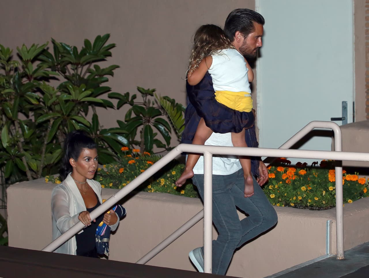 La abuelitas de las Kardashian cumplió años y todo el clan le armó una fiesta. A la reunión acudieron casi todos, a Kanye West y Rob Kardashian no se les vio por ahí.