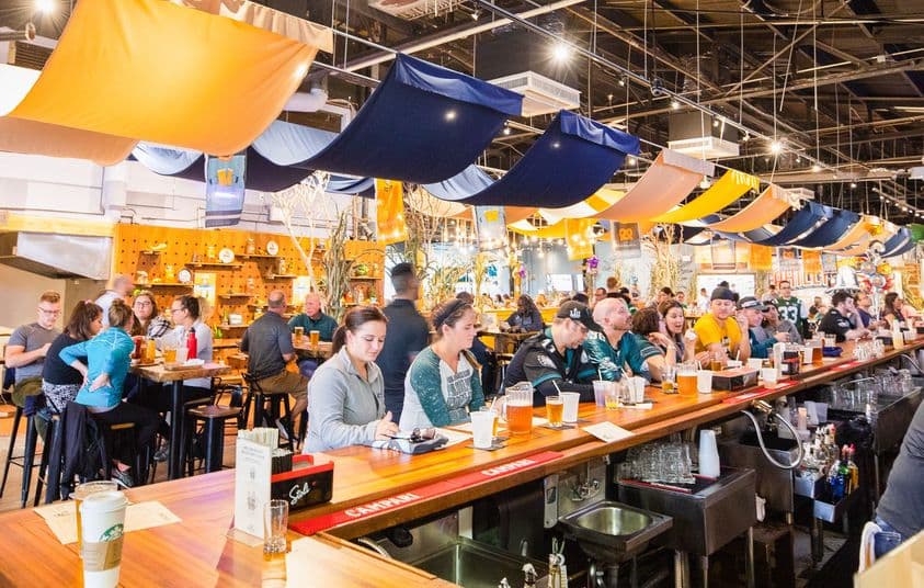 <b><a href="https://www.crafthallphilly.com/oktoberfest" target="_blank">Oktoberfest at Craft Hall (del 6 al 10 de octubre):</a></b> Craft Hall decora su espacio de 35,000 pies cuadrados con pancartas de colores para su Oktoberfest de varios días, con decoración de calabazas, comida y jarras llenas de cerveza de Mainstay Independent Brewing Company.