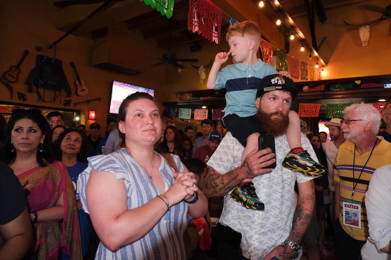 En el comando de campaña hay tensión mientras se esperan los resultados oficiales.