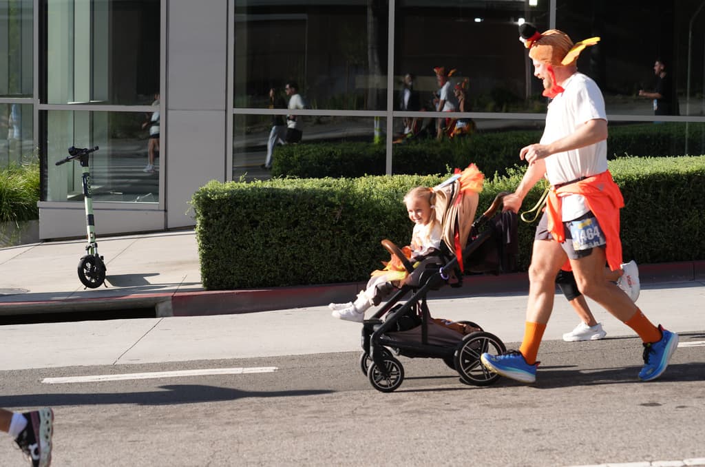 Los resultados finales y las opciones de donación están disponibles en
<a href="http://turkeytrot.la/">turkeytrot.la </a>y en Race Roster. Los organizadores mantienen abierta la posibilidad de contribuciones adicionales para alcanzar la meta de 100.000 dólares.