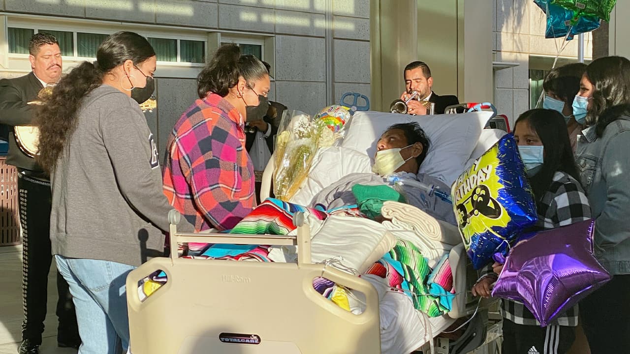 Mariachi le canta 'Las mañanitas' a hispano que lleva un año hospitalizado por coronavirus