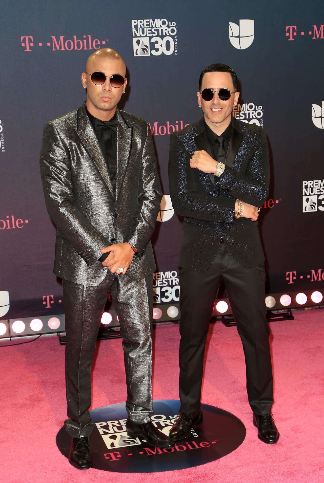 Wisin y Yandel también se hicieron presentes, aunque algunos criticaron lo brillo del traje de Wisin.