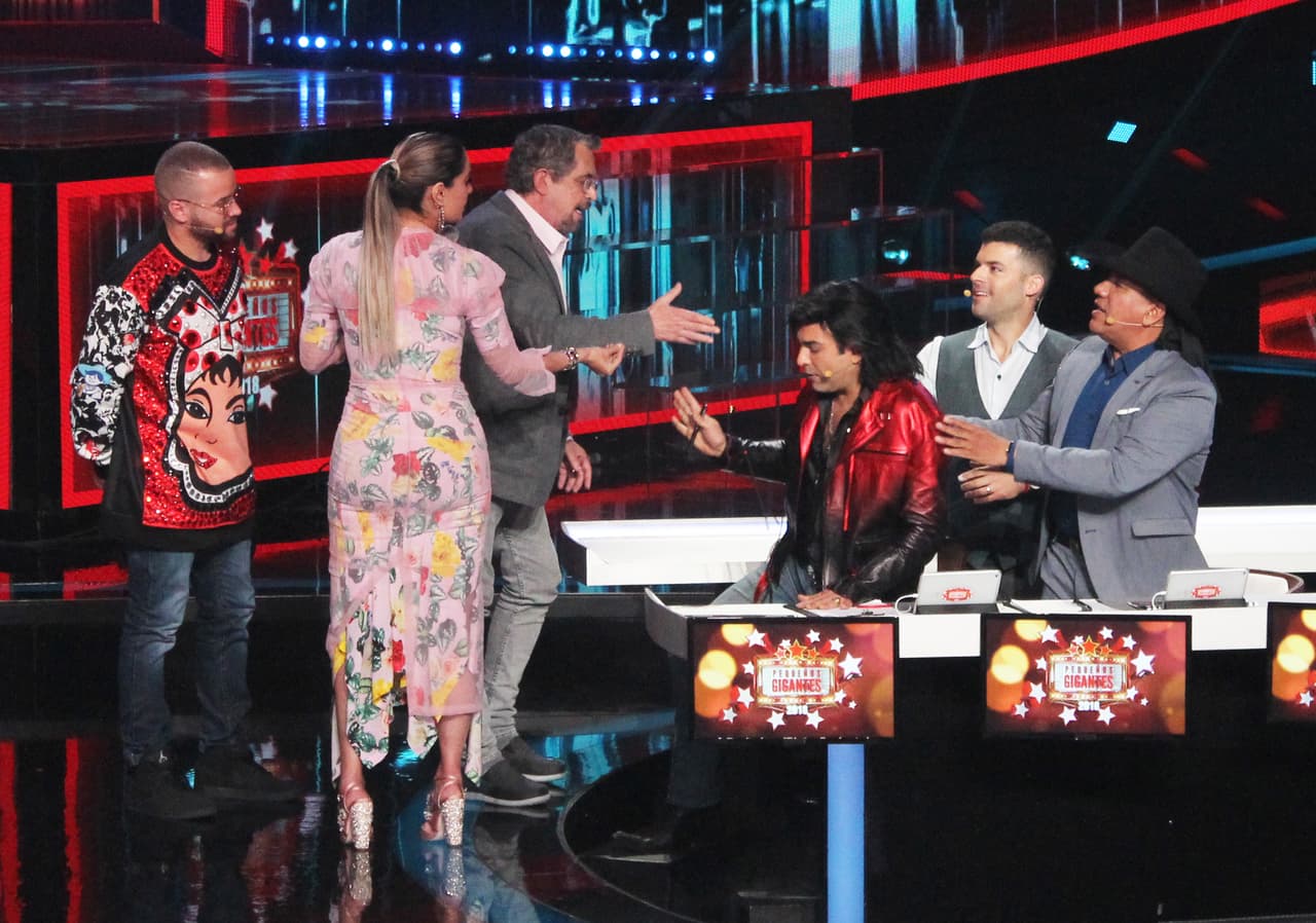 Aceptó el reto de 'El Flaco' y hasta se retiró del escenario para preparar 'algo'.