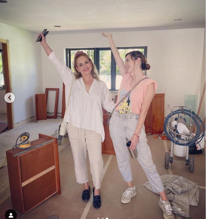 Aunque, con humor, admite una situación que no puede ocultar: "¡
<b>Me hacen mucha falta unas vacaciones</b> porque hemos trabajado muchísimo!".
<br>