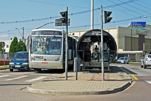 Un bus de BRT en Curitiba, Brasil.