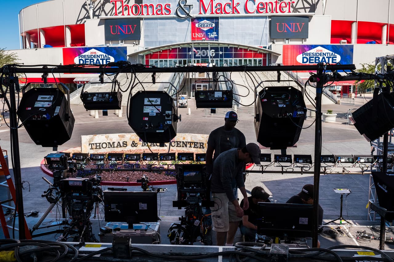 Equipos de televisión se preparan ante el lugar donde se llevará a cabo el último debate presidencial entre el candidato republicano Donald Trump y su rival demócrata Hillary Clinton, el lunes 17 de octubre de 2016 en la Universidad de Nevada, en Las Vegas. (AP Foto/J. David Ake)
