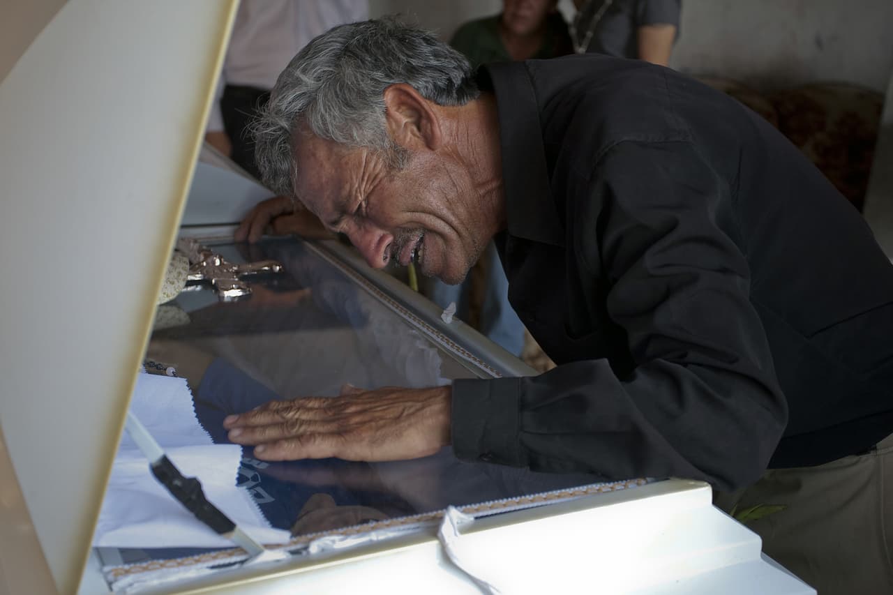Un padre desolado. Jesús Hernández durante el funeral de su hijo en Ciudad Juárez el 10 de junio de 2010. El padre no vivía con Sergio ni con su madre, y ahora encabeza la petición en la Corte Suprema sobre el caso.