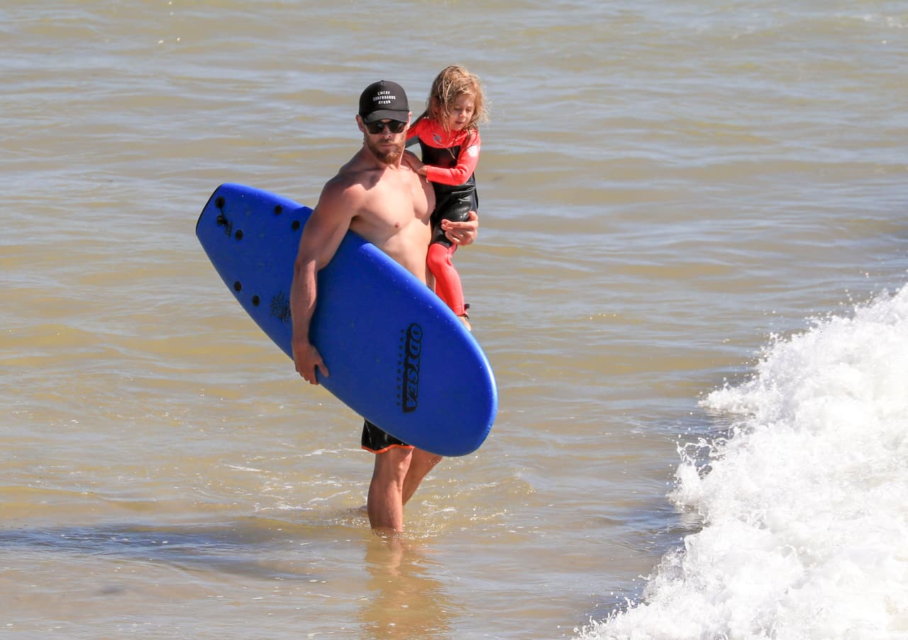 Chris Hemsworth y Matt Damon disfrutan de las playas de Australia con sus respectivas familias.