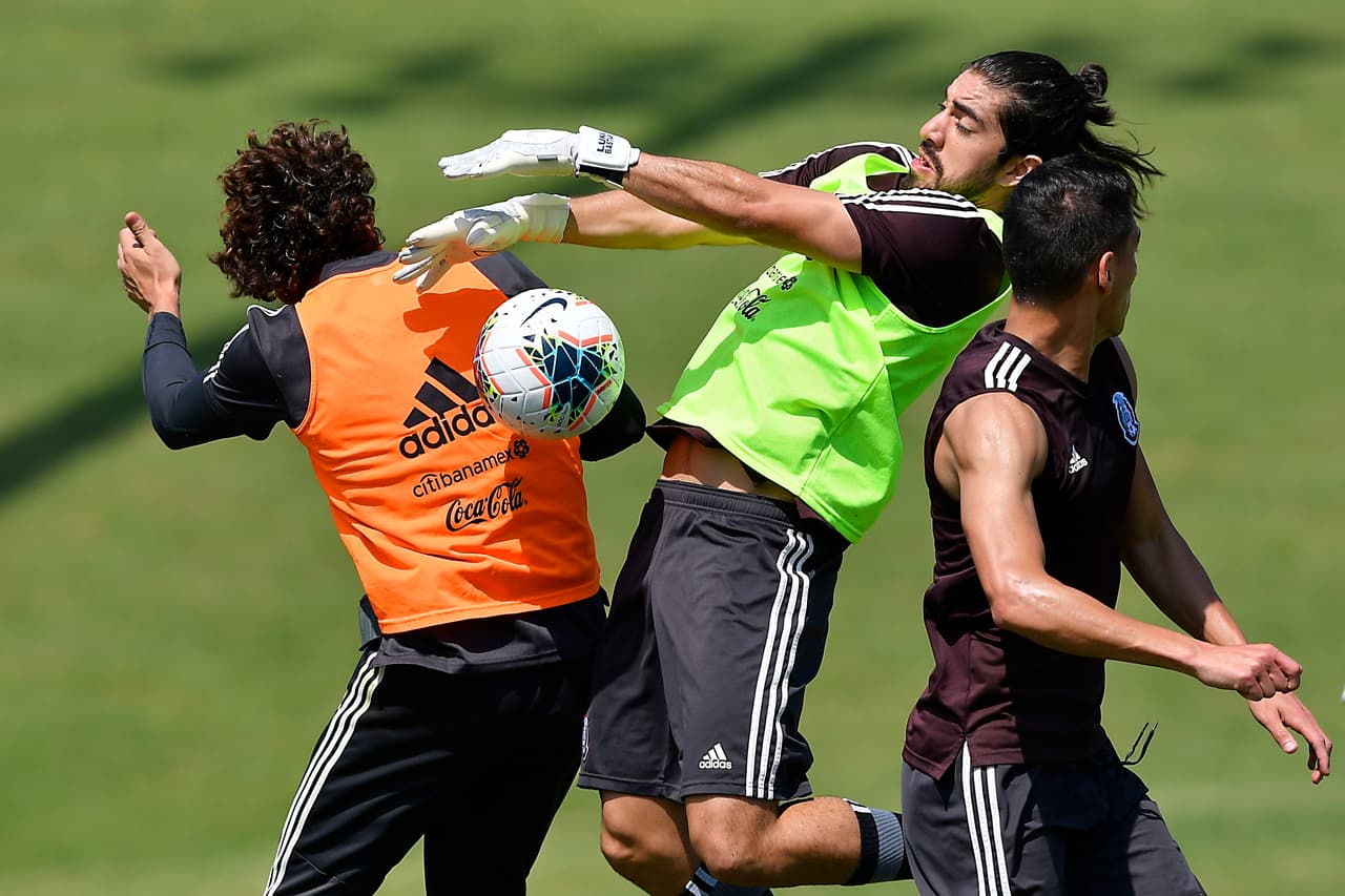 En uno de los campos de la Universidad de Carolina del Norte la selección mexicana de fútbol entrenó por última vez con miras a lo que será el duelo ante Martinica en el cierre del Grupo A. Héctor Moreno y Rodolfo Pizarro se reitegraron al grupo que dirige el 'Tata' Martino. Fernando Navarro, Jonathan Orozco, Luis Montes y Pizarro serían titulares en el Bank of America Stadium de Charlotte.