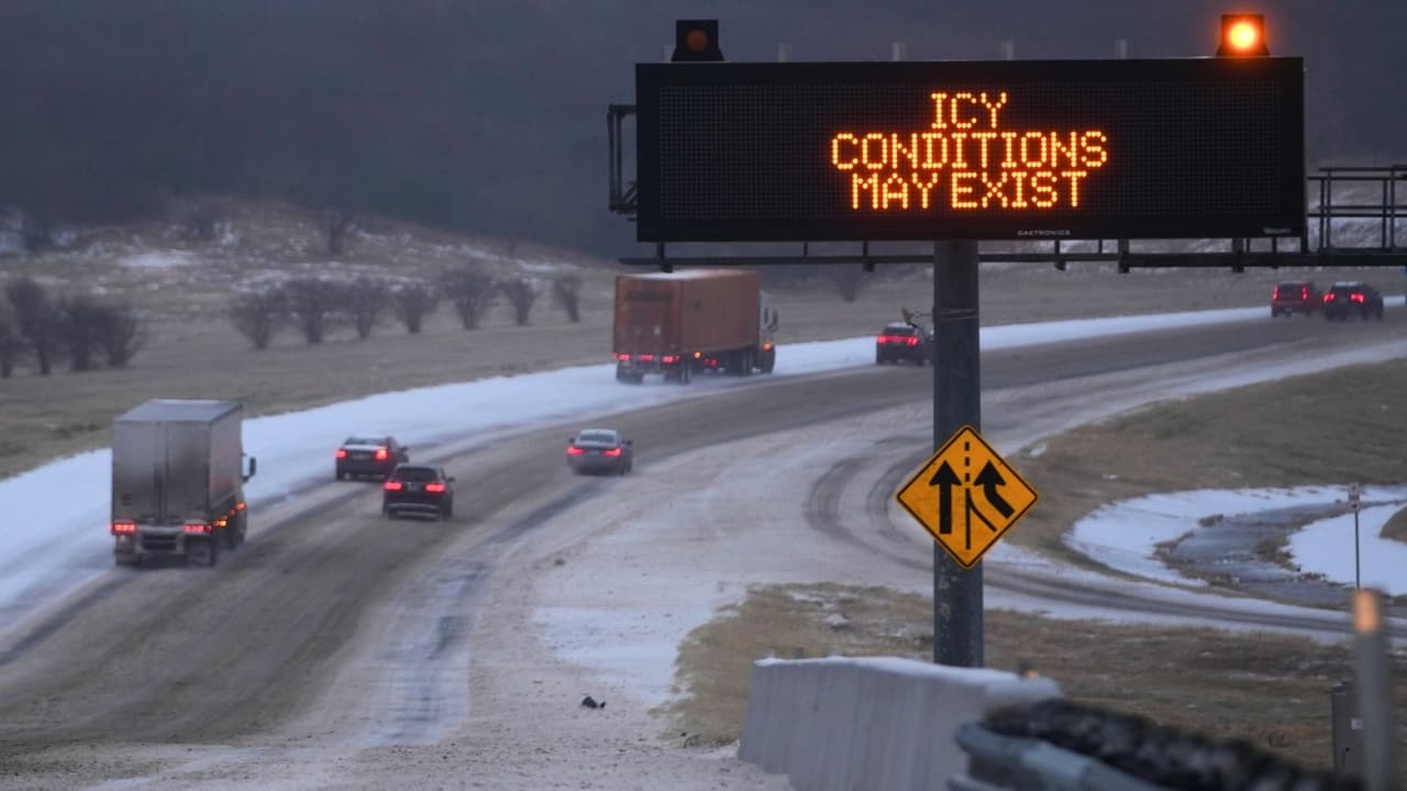 <h3 class="cms-H3-H3">Efectos en casa y en la comunidad</h3> Muchas familias optaron por 
<b>permanecer en casa durante el domingo.</b> 
<br>La prioridad ha sido 
<b>mantener la calefacción, proteger tuberías y reducir salidas.</b> 
<br>Los servicios de emergencia permanecen en alerta ante 
<b>un posible aumento de accidentes viales, caídas por resbalones y reportes relacionados con el frío extremo.</b> 
<br>Las autoridades reiteraron la importancia de prestar atención a personas vulnerables, como 
<b>adultos mayores, personas sin vivienda y quienes viven solos.</b>
<br>El frío intenso puede representar 
<b>un riesgo serio para la salud en poco tiempo.</b> 
<br>También se recordó
<b> la necesidad de proteger a las mascotas.</b>
<br>El frío extremo puede afectar su salud rápidamente si permanecen al aire libre 
<b>sin resguardo adecuado.</b>
