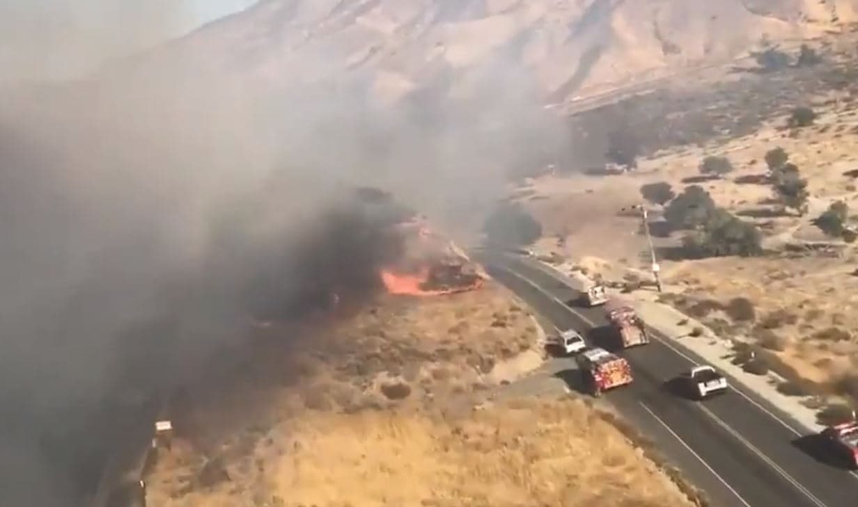 Bomberos luchan contra nuevo incendio que cerró parte de la autopista 14