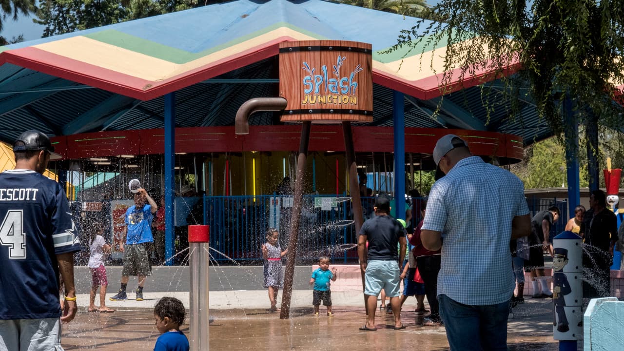 Familias del valle central visitaron los parques temáticos Playland y Storyland para disfrutar del Día de la Familia en Fresno.
