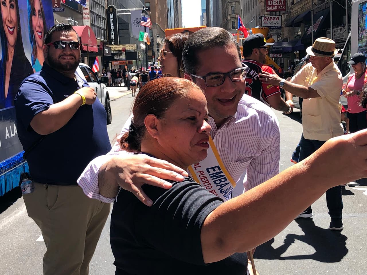 El periodista de Univision Noticias 41, Ricardo Curras, quien este año es uno de los Embajadores del desfile.