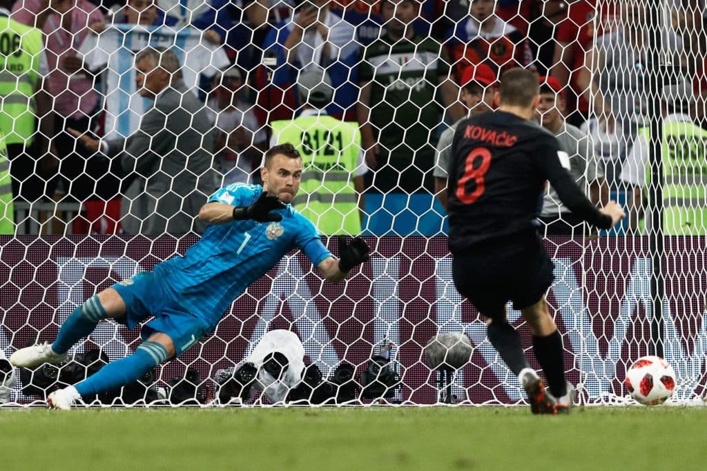 Pero el volante de Real Madrid ejecutó de forma muy previsible y el arquero Igo Akinfeev adivinó el destino.