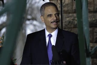 Eric Holder acusa de racismo a opositores de Obama