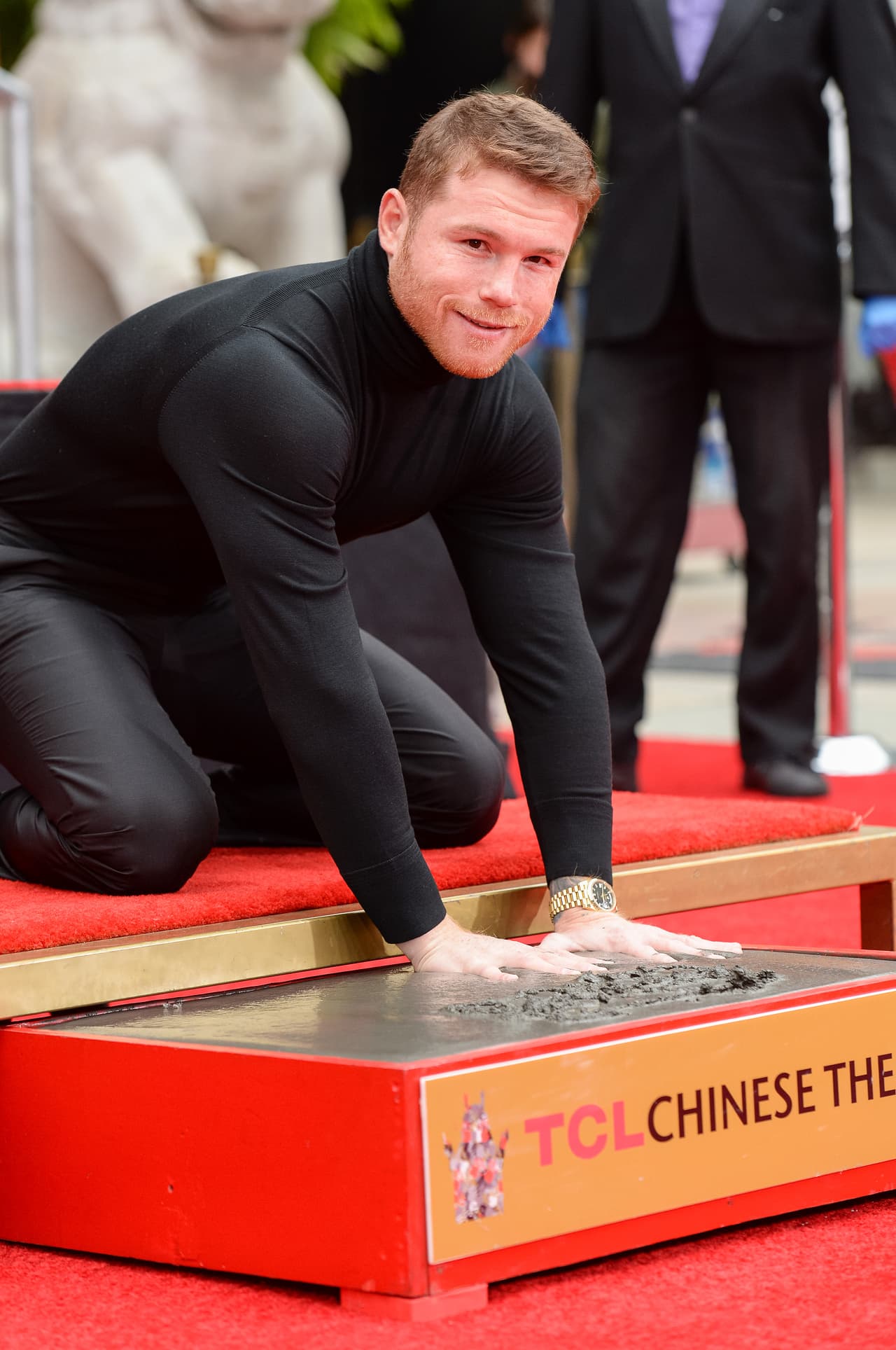 El jalisciense se convirtió en el 
<b><a href="http://www.tclchinesetheatres.com/imprint-ceremonies-archive/" target="_blank">tercer mexicano que ha tenido esta distinción</a></b>, según los registros oficiales del Teatro Chino Grauman. Sus antecesores fueron los actores Anthony Quinn y Mario Moreno 'Cantinflas'.
<br>